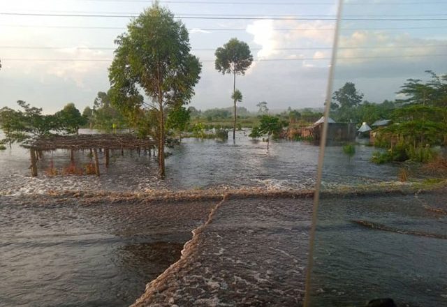 Katonga river floods cut off Kampala-Masaka highway.